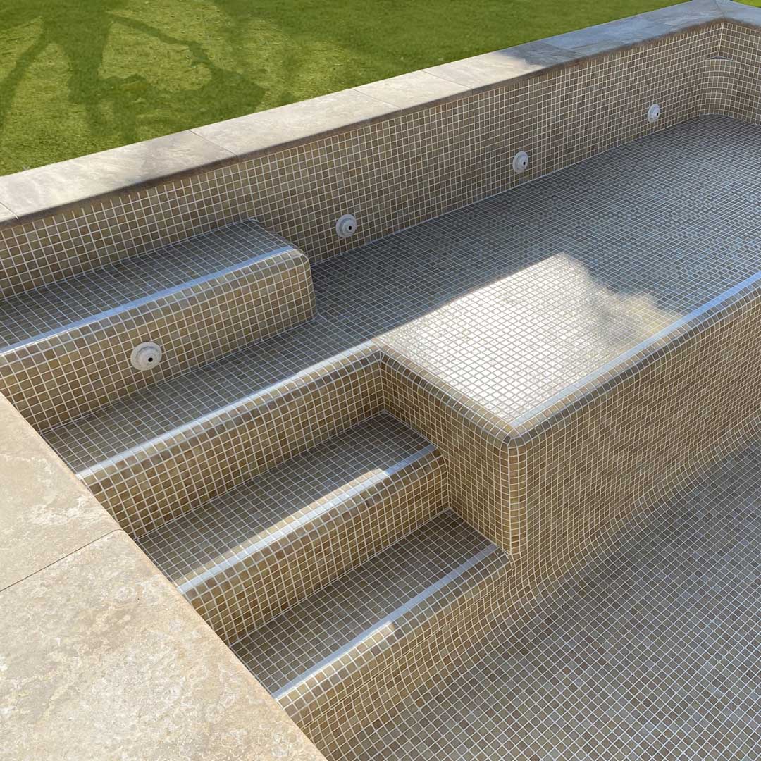 Escalera de piscina con gresite